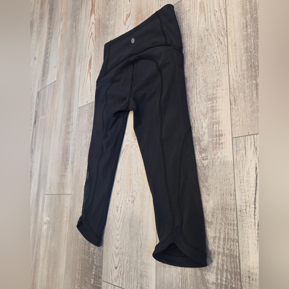 Lululemon Athletica Black Capri Leggings With Zipper Pocket & Mesh Down The Legs - Picture 9 of 10